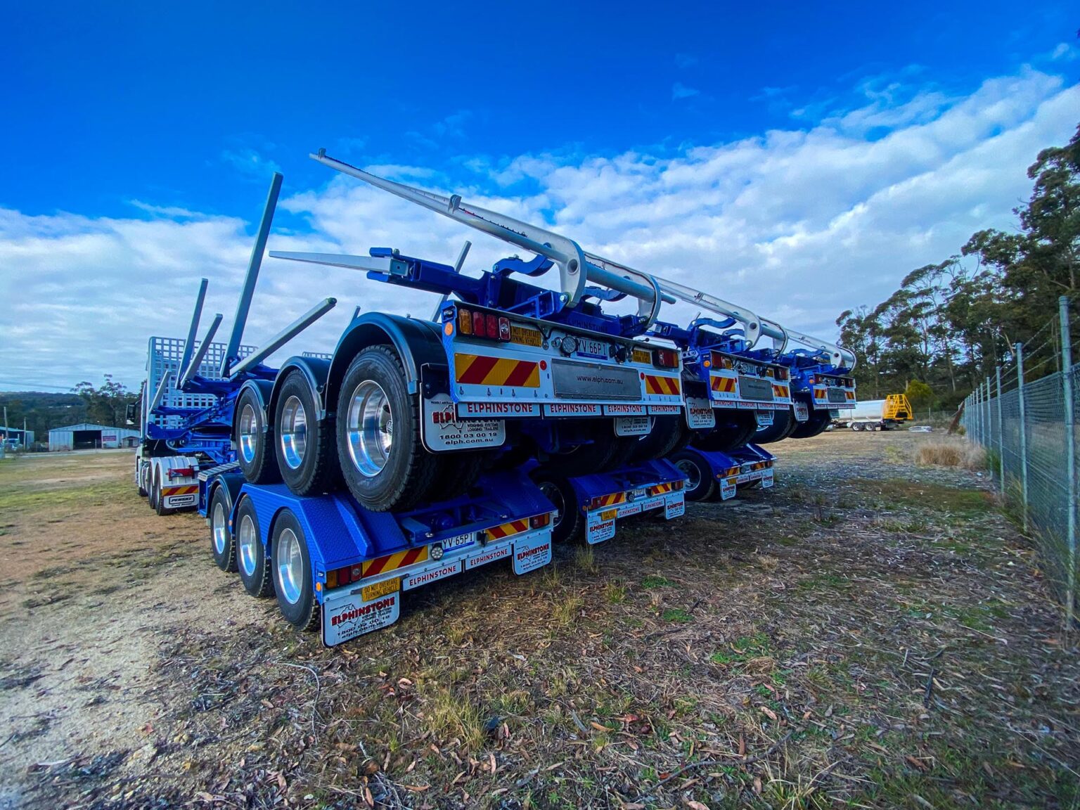 Elphinstone Introduces Self-Loading Log Trailers. – Australian Roadtrains