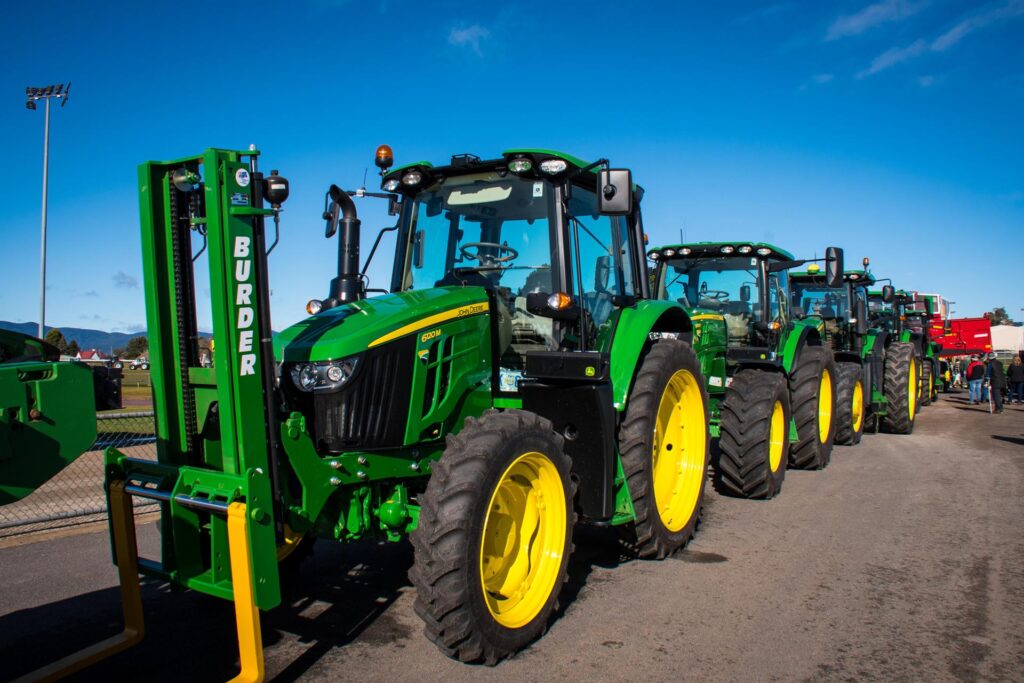 Tassie Tractors Shine in Scottsdale – Australian Roadtrains